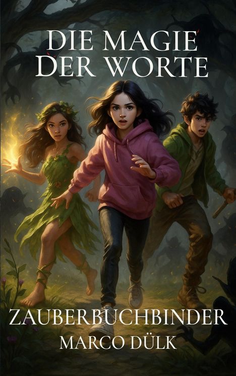 "Die Magie der Worte. Zauberbuchbinder Marco Dülk." Drei Jugendliche rennen durch einen dunklen Wald, verfolgt von Schattenwesen.