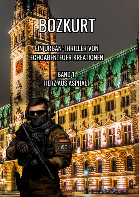 "BOZKURT", "EIN URBAN-THRILLER VON ECHOABENTEUER KREATIONEN", "BAND 1 HERZ AUS ASPHALT". Soldat vor beleuchtetem Gebäude.