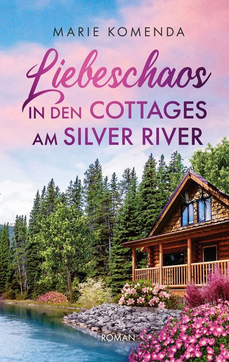 "Liebeschaos in den Cottages am Silver River" von Marie Komenda. Eine Hütte am Fluss, umgeben von Bäumen und Blumen.