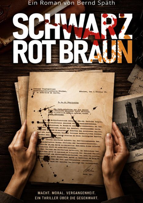 Eine braune Akte mit einem offiziellen Schreiben, gehalten von zwei Händen. Oben steht „SCHWARZ ROT BRAUN“.