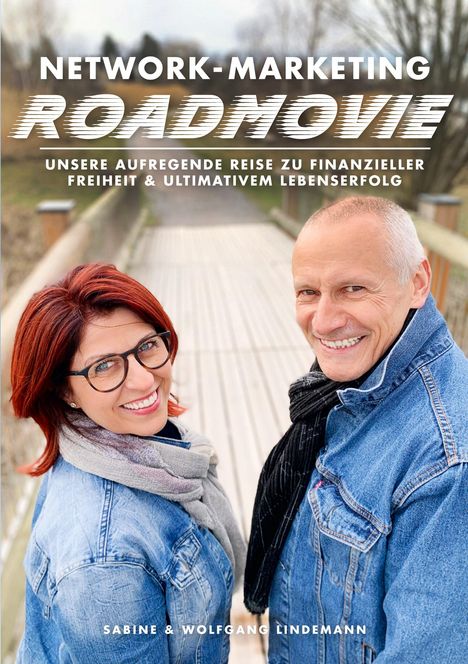 NETWORK-MARKETING ROADMOVIE. Unsere aufregende Reise zu finanzieller Freiheit & ultimativem Lebenserfolg. Ein Paar lächelt.
