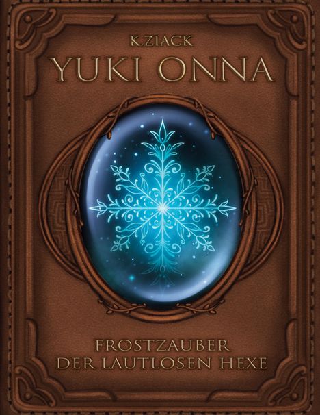 „K. Ziac“; „Yuki Onna“; „Frostzauber der lautlosen Hexe“. Ein Buchcover mit leuchtender Schneeflocke im Zentrum.