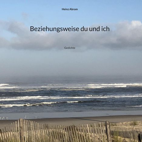 "Beziehungsweise du und ich" steht über einer Strand- und Meereslandschaft mit Wellen und Holzzaun im Vordergrund.
