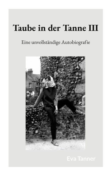 "Taube in der Tanne III. Eine unvollständige Autobiografie. Eva Tanner. Schwarz-Weiß-Foto einer Frau vor einer Mauer."