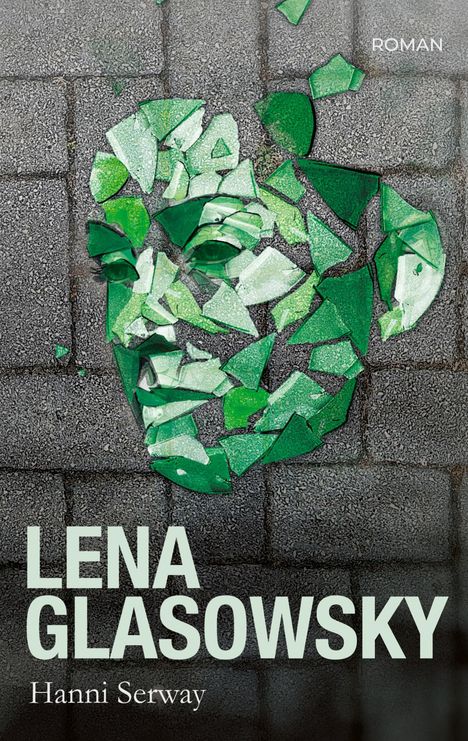 „Lena Glasowsky“ und „Hanni Serway“ sind große, weiße Texte. Grünes Glas formt ein Gesicht auf grauem Pflaster.
