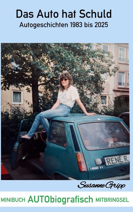 „Das Auto hat Schuld. Autogeschichten 1983 bis 2025.“ Frau sitzt auf grünem Auto, lässig gekleidet, mit Sonnenbrille.