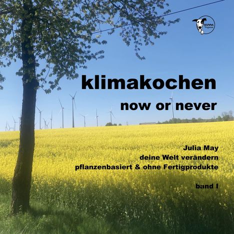 Klimakochen: now or never. Julia May. Unter einem Baum mit Windrädern und gelbem Feld ist das Logo “Hanna Vegana”.