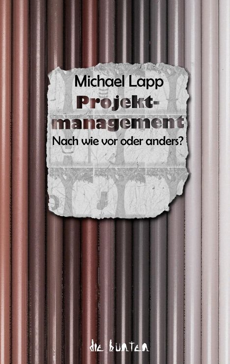 „Michael Lapp, Projektmanagement: Nach wie vor oder anders?“ auf zerrissenem Papier vor bunten Stiften.