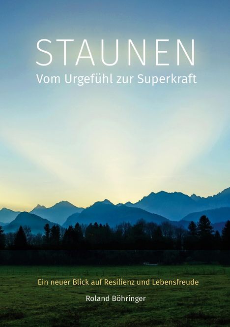 "STAUNEN: Vom Urgefühl zur Superkraft." Unten: "Ein neuer Blick auf Resilienz und Lebensfreude, Roland Böhringer." Silhouette von Bergen im Sonnenuntergang.