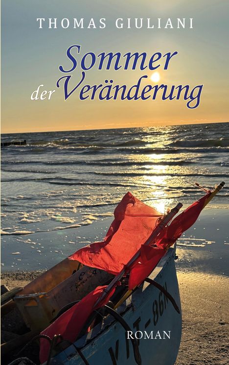 "Thomas Giuliani: Sommer der Veränderung. Roman." Im Vordergrund ein Boot mit roten Fahnen am Strand, Sonnenuntergang über dem Meer.