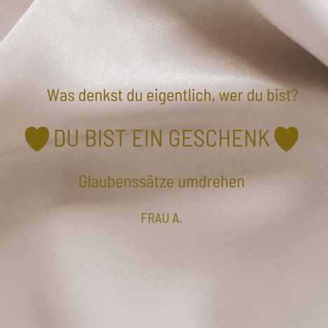 „Was denkst du eigentlich, wer du bist? DU BIST EIN GESCHENK. Glaubenssätze umdrehen. FRAU A.“ auf beigem Stoffhintergrund.