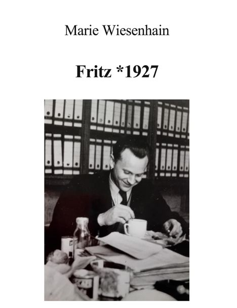 Marie Wiesenhain, Fritz *1927. Ein Mann isst und lächelt, umgeben von Akten in einem Büro.