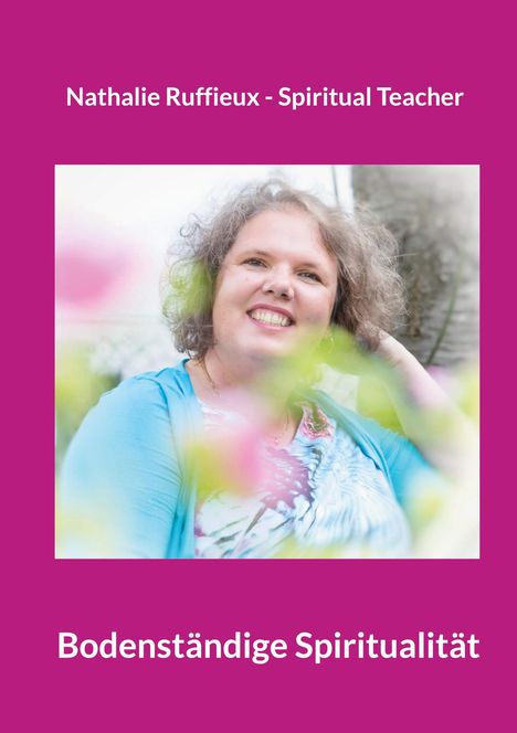 Text: "Nathalie Ruffieux - Spiritual Teacher", "Bodenständige Spiritualität". Frau lächelt, trägt blaues Oberteil, umgeben von rosa Blüten.