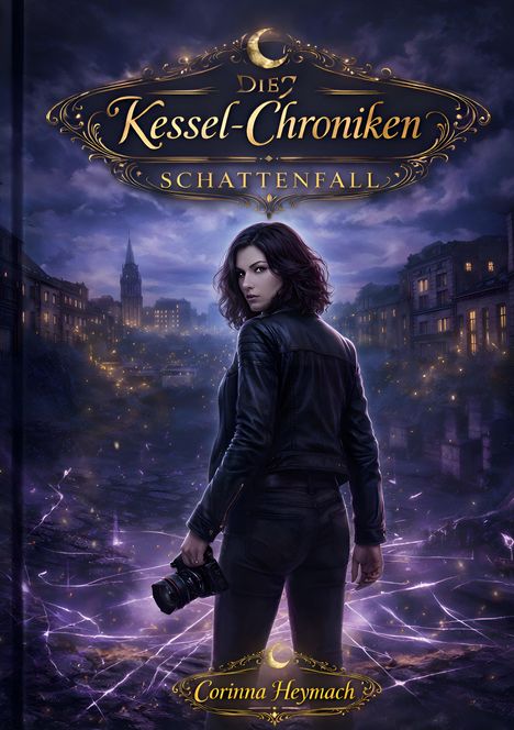 "Die Kessel-Chroniken: Schattenfall" von Corinna Heymach. Düsteres Gebäude mit erleuchteten Fenstern unter wolkigem Himmel.