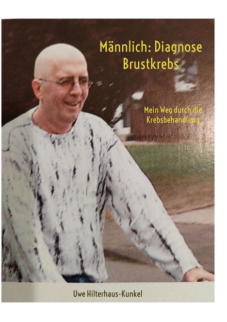 "Männlich: Diagnose Brustkrebs. Mein Weg durch die Krebsbehandlung." Ein Mann mit Brille und Pullover geht lächelnd.