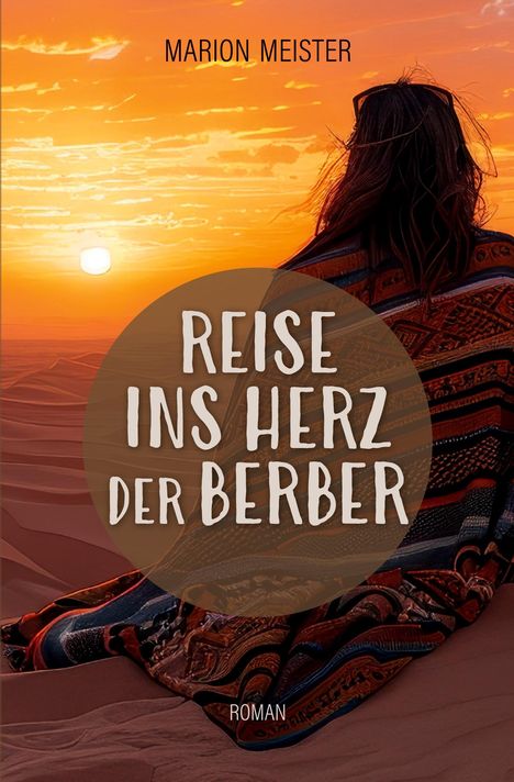 "Reise ins Herz der Berber" oben "Marion Meister", unten "Roman". Frau sitzt in bunter Decke in der Wüste, Sonnenuntergang.