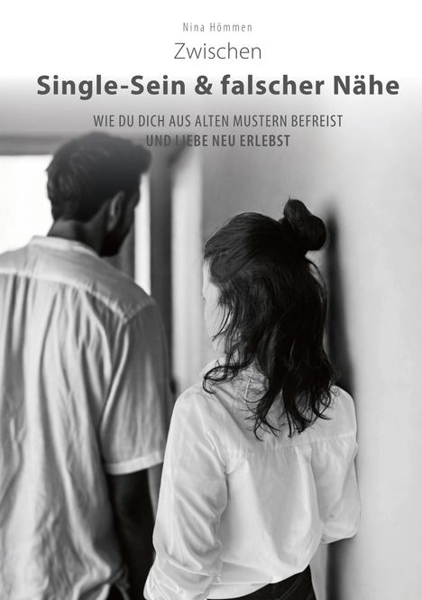 "Zwischen Single-Sein & falscher Nähe: Wie du dich aus alten Mustern befreist und Liebe neu erlebst." Zwei Personen von hinten.
