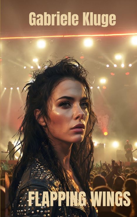 "Gabriele Kluge" und "FLAPPING WINGS" stehen über einem Porträt einer Frau vor einer Konzertbühne mit Lichtern.