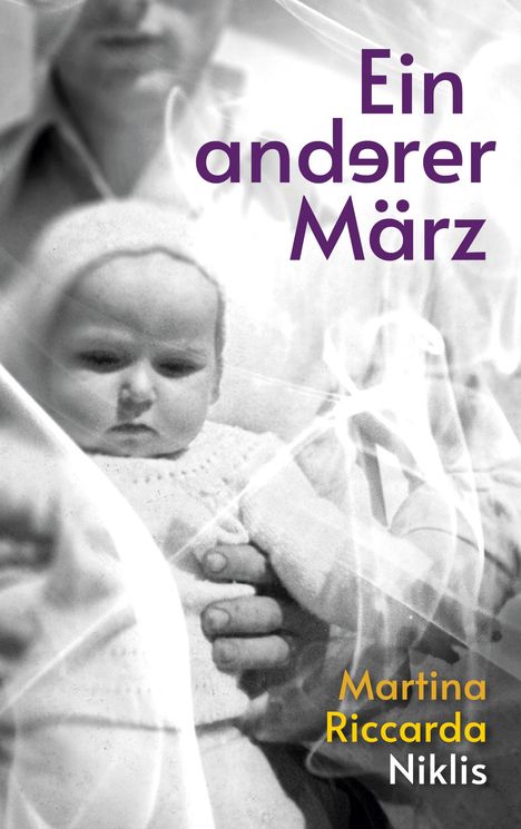 Text: "Ein anderer März. Martina Riccarda Niklis." Schwarz-Weiß-Foto eines Erwachsenen, der ein Baby auf dem Arm trägt.