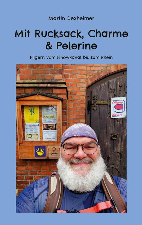 "Mit Rucksack, Charme & Pelerine" steht oben; darunter ein Mann vor einer Kirche mit blauem Hintergrund.