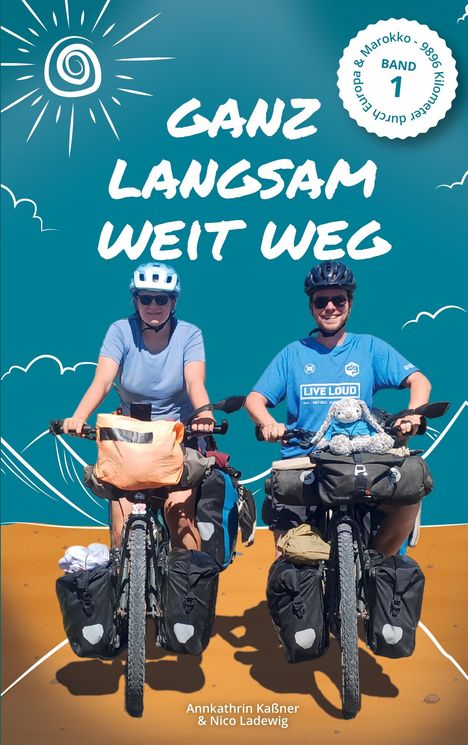 Text: "Ganz langsam weit weg", "Annkathrin Kaßner & Nico Ladewig", "Band 1". Zwei Radfahrer mit Gepäck vor gezeichnetem Himmel.