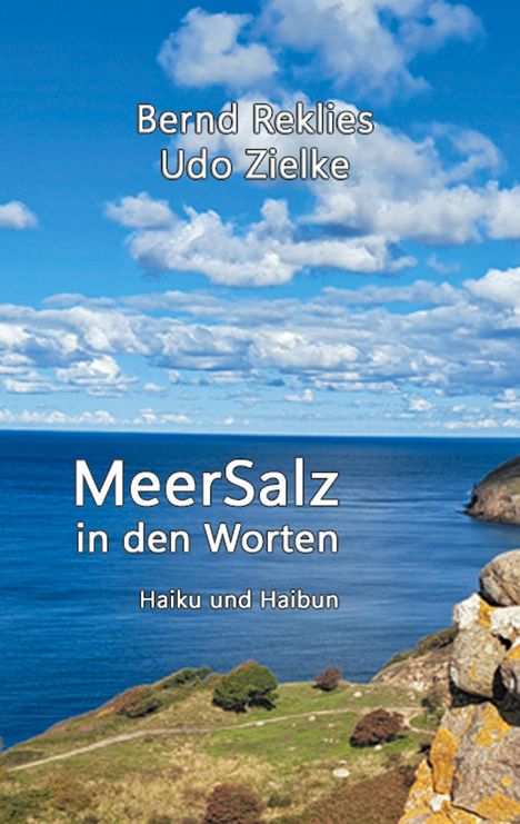 Titel: "MeerSalz in den Worten". Autoren: Bernd Reklies, Udo Zielke. Ozean unter blauem Himmel mit Wolken.