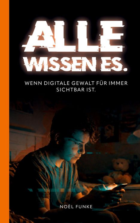 „ALLE WISSEN ES. WENN DIGITALE GEWALT FÜR IMMER SICHTBAR IST.“ Junge schaut auf Smartphone.