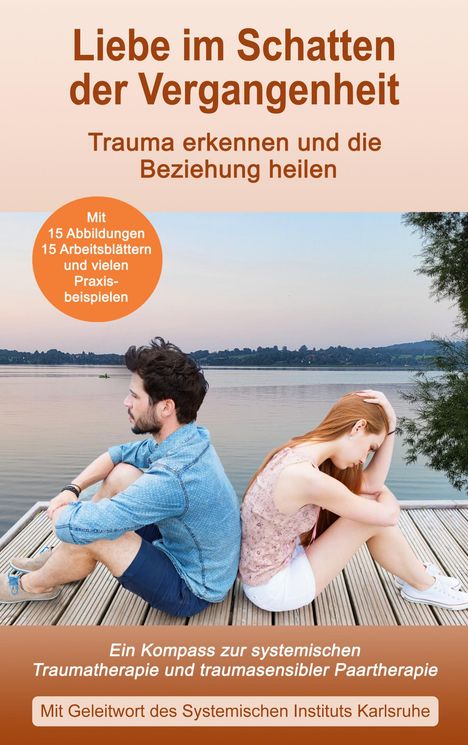 Titel: "Liebe im Schatten der Vergangenheit". Ein Paar sitzt Rücken an Rücken an einem Steg, sieht nachdenklich aus.