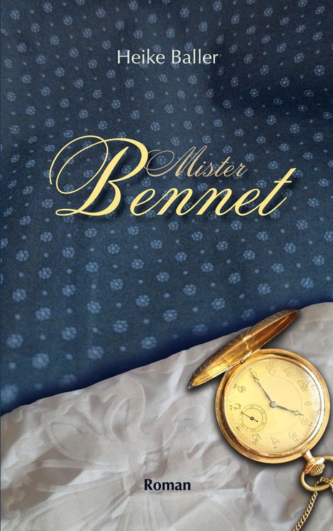"Heike Baller, Mister Bennet, Roman" in eleganter Schrift auf blauem Stoff mit Muster und einer goldenen Taschenuhr auf weißem Untergrund.