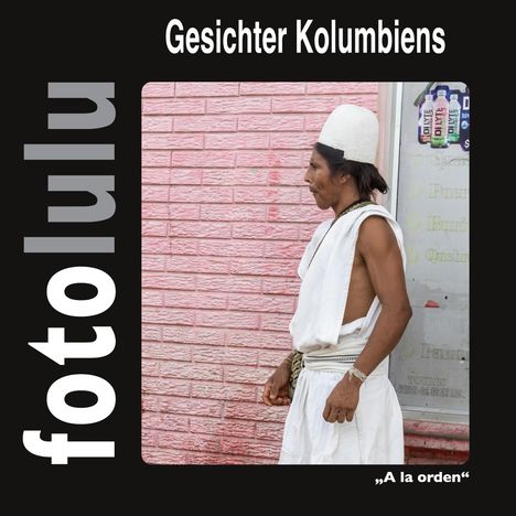 „Gesichter Kolumbiens“, „fotolulu“, „A la orden“. Eine Person in traditioneller Kleidung vor einer rosa Ziegelwand.