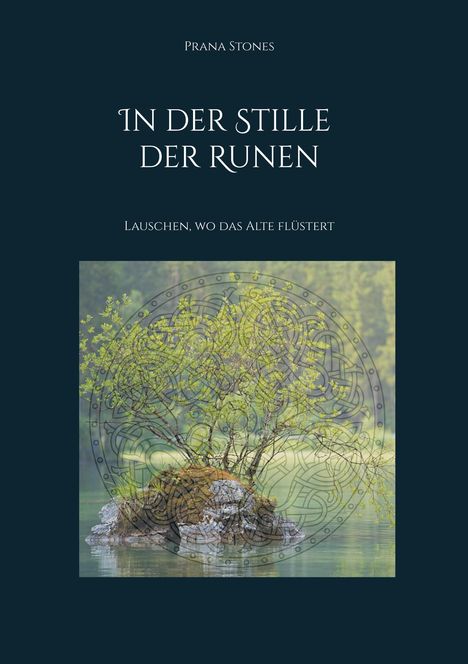 IN DER STILLE DER RUNEN. Ein Baum wächst auf Felsen im Wasser, umgeben von keltischen Mustern.