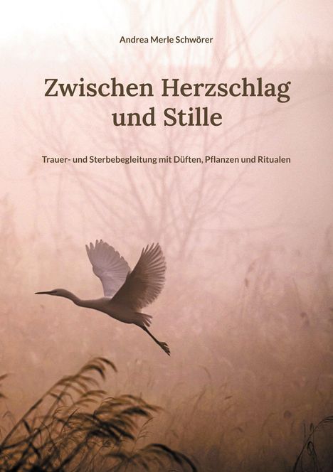 Text: „Zwischen Herzschlag und Stille. Trauer- und Sterbebegleitung mit Düften, Pflanzen und Ritualen.“ Reiher im Nebel.
