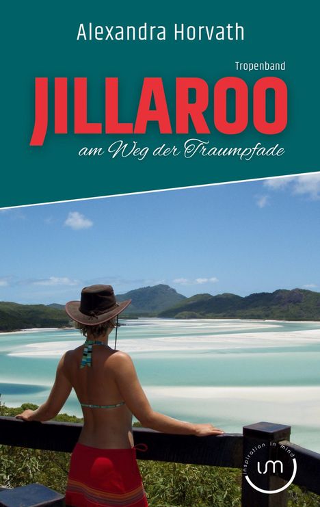 "JILLAROO am Weg der Traumpfade" zeigt eine Frau mit Hut auf einem Aussichtspunkt, blickt über eine idyllische Küstenlandschaft.