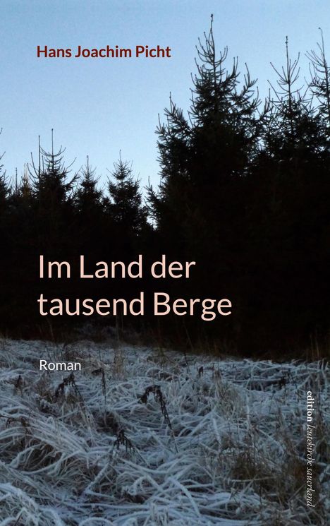 Buchtitel: "Im Land der tausend Berge", Autor: Hans Joachim Picht. Wald und Frost überzogenes Gras bei Dämmerung.