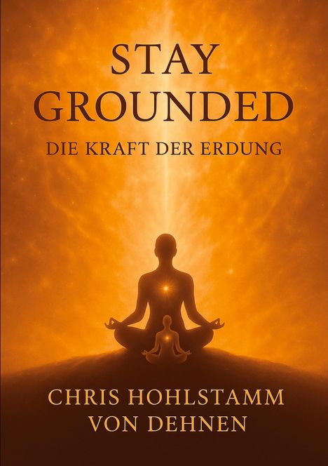Text: "STAY GROUNDED, DIE KRAFT DER ERDUNG, CHRIS HOHLSTAMM VON DEHNEN." Illustration: Meditierende Silhouette vor orangenem Hintergrund.