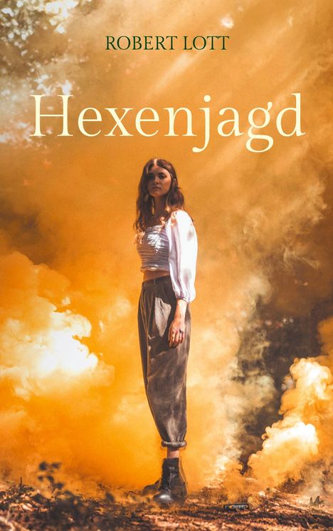 "Hexenjagd" von Robert Lott. Eine Frau steht in orangefarbenem Rauch in einem Wald, helle Kleidung und dunkle Stiefel.