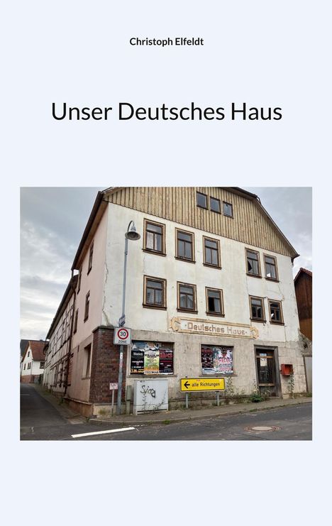 "Unser Deutsches Haus", Christoph Elfeldt, altes Gebäude mit verwitterter Fassade, Wegweiser "alle Richtungen", 30er Zone.
