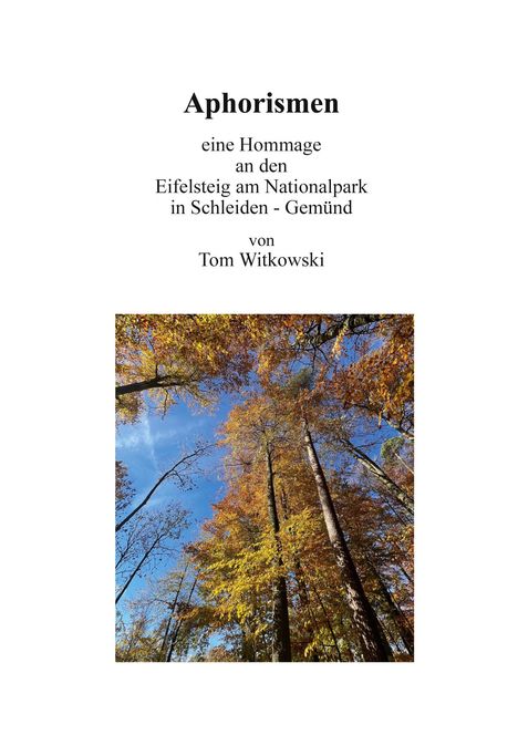 "Aphorismen: eine Hommage an den Eifelsteig – Gemünd" von Tom Witkowski. Darunter herbstliche Bäume gegen blauen Himmel.