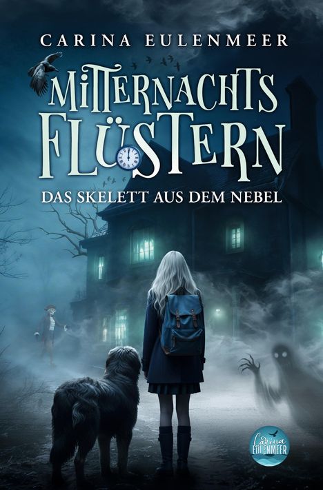 "Mitternachtsflüstern: Das Skelett aus dem Nebel". Eine Frau mit Rucksack und Hund vor einem unheimlichen, nebligen Haus.