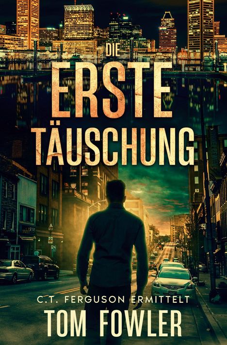 „Die erste Täuschung“, C.T. Ferguson ermittelt, Tom Fowler. Ein Mann steht nachts vor einer Stadtansicht.