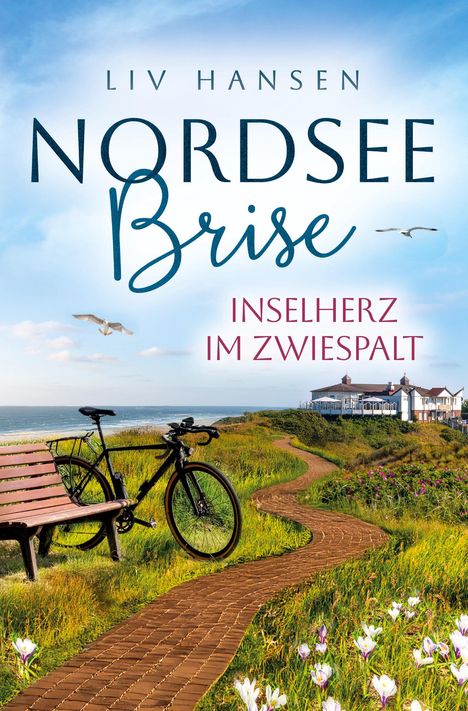 „Liv Hansen; Nordsee Brise; Inselherz im Zwiespalt.“ Parkbank, Fahrrad, Meer, geschwungener Weg, Haus auf Hügel.