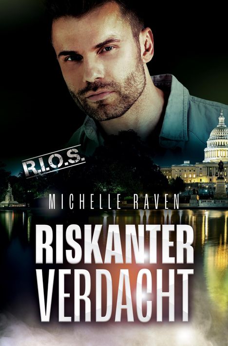 „R.I.O.S. Michelle Raven: Riskanter Verdacht“. Ein Mann mit Bart, ernstem Blick. Hintergrund: beleuchtetes Gebäude.