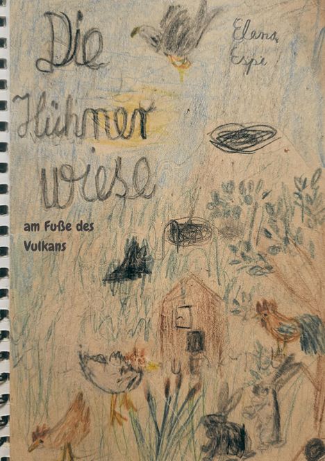 "Die Hühnerwiese am Fuße des Vulkans". Illustration mit Hühnern, Gras und kleinem Hühnerstall in Pastellfarben.