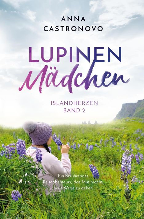 Titel "Lupinen Mädchen", Frau in lilafarbener Mütze sitzt in einem Feld voller lilafarbener Lupinen unter blauem Himmel.