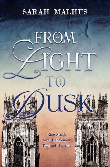 Text: „FROM LIGHT TO DUSK“, „Eine Stadt. Zwei Gentlemen. Tausend Geister.“; Titelgestaltung vor gotischen Türmen.