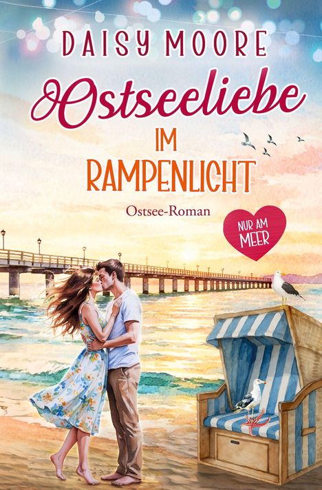 „Daisy Moore“, „Ostseeliebe im Rampenlicht“, „Ostsee-Roman“, „Nur am Meer“. Illustration: Pärchen, Strandkorb, Möwen am Meer.