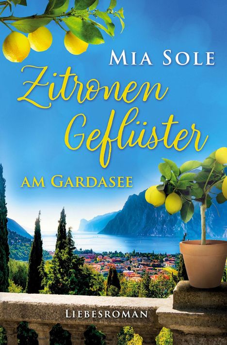 Titel: „Zitronen Geflüster am Gardasee“. Autor: Mia Sole. Liebesroman. Zitrusfrüchte vor einer mediterranen Kulisse.