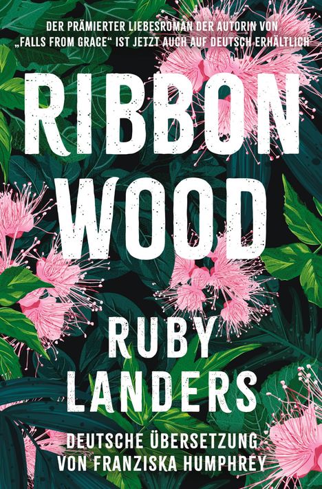 "Der prämierter Liebesroman der Autorin von 'Falls from Grace' ist jetzt auch auf Deutsch erhältlich. Ribbon Wood. Ruby Landers. Deutsche Übersetzung von Franziska Humphrey." Hintergrund mit rosa Blüten und grünen Blättern.