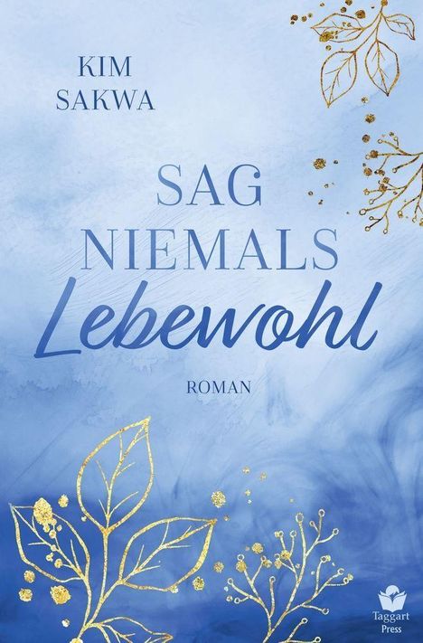 „SAG NIEMALS Lebewohl“ von KIM SAKWA, ROMAN. Blauer Hintergrund mit goldenen Blättern verziert. Logo unten rechts.