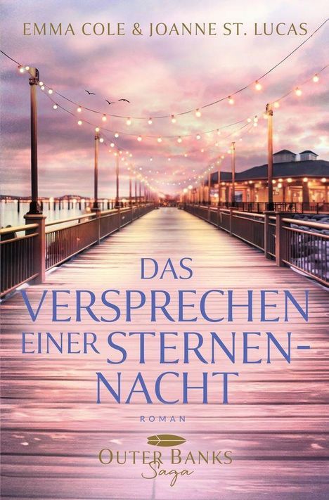 Text: "Emma Cole & Joanne St. Lucas, Das Versprechen einer Sternennacht, Roman, Outer Banks Saga." Ein Steg mit Lichtern bei Sonnenuntergang.